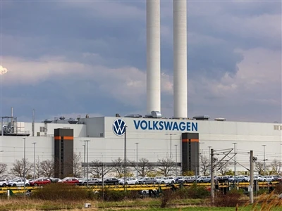 Volkswageni Saksa tehas peatab IT-tõrke tõttu tootmise